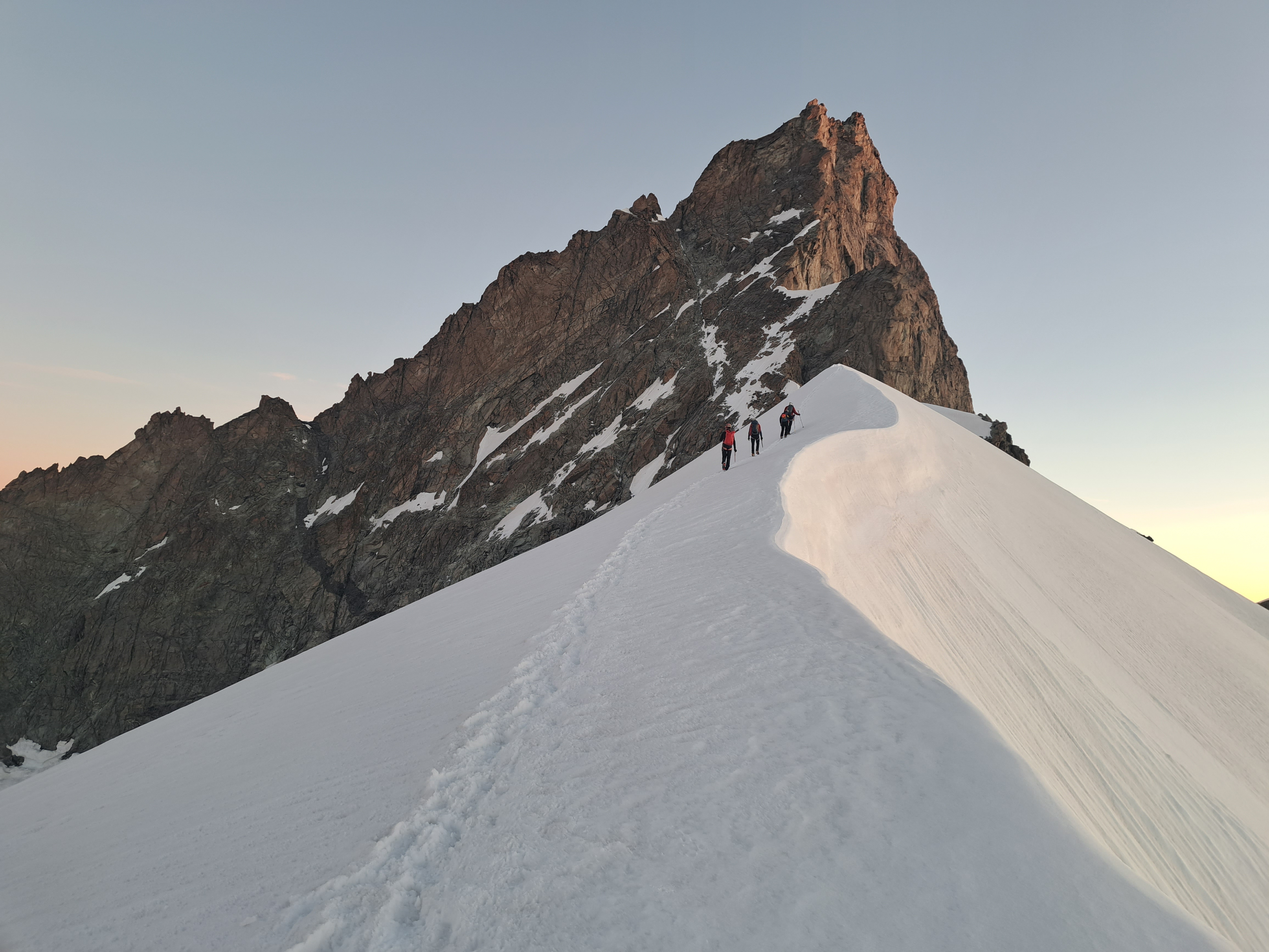 2. Snow ridge towards the rocky summit
